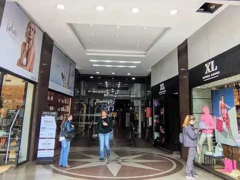 Local de Indumentaria VENDE FONDO DE COMERCIO