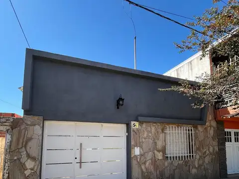 Venta casa 2 Dorm. Cochera y patio a mts de Av.