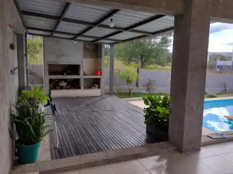 Casa 4 ambientes con 2 baños