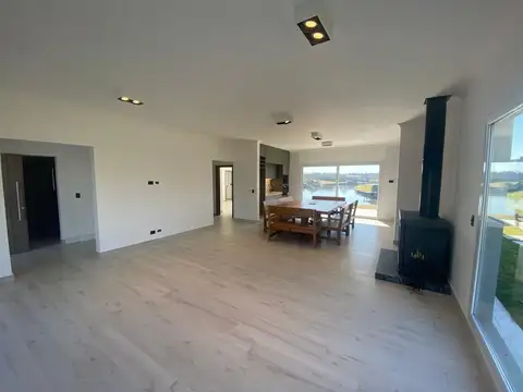 Casa 4 ambientes con 3 baños