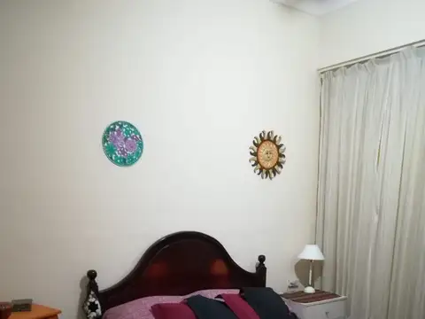 Excelente semi piso 3 ambientes con patio total de 115m