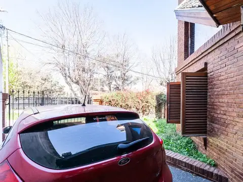 CASA EN VENTA 5 AMBIENTES CON PARQUE EN TEMPERLEY