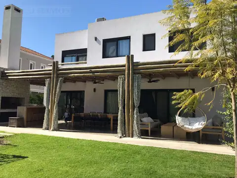 Casa en Alquiler Temporal en Santa Rita, USD 2.600