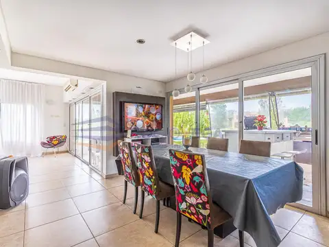 Casa en Venta con 2 cocheras