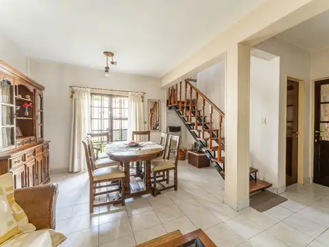 VENTA CASA 4 AMB CON COCHERA JARDIN Y PARRILLA