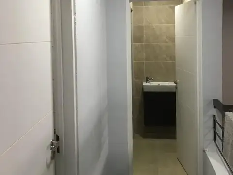 VENTA COCHERA DESCUBIERTA EN FLORES.