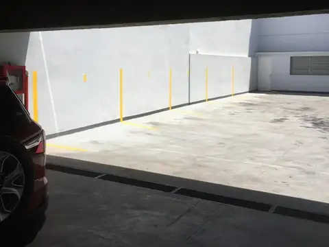 VENTA COCHERA DESCUBIERTA EN FLORES.