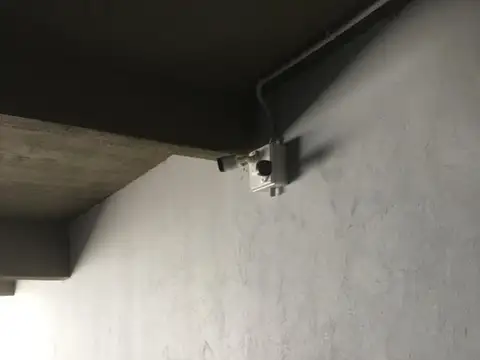 VENTA COCHERA DESCUBIERTA EN FLORES.