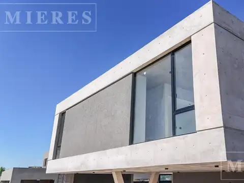 Casa 8 ambientes con 4 baños