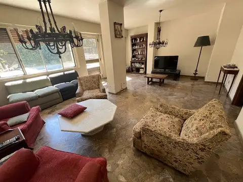 En el Corazon de Villa Del Parque espectacular casa con un fondo UNICO , Pileta y Gran Quincho