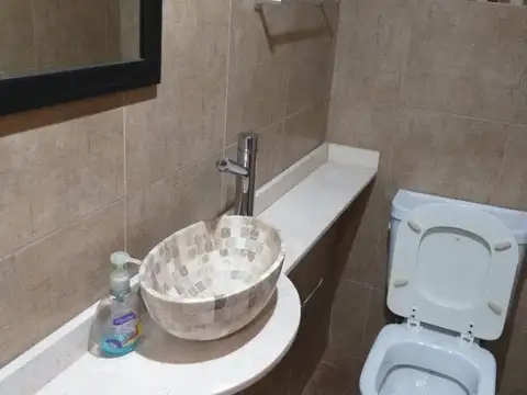 IMPECABLE ESQUINA C/OFICINAS Y AMPLIO DEPOSITO