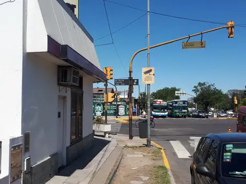 LOCAL DE 172 MTS2 CUBIERTOS, CON PLANTA ALTA Y TERRAZA, MATADEROS, ESQUINA, CABA.