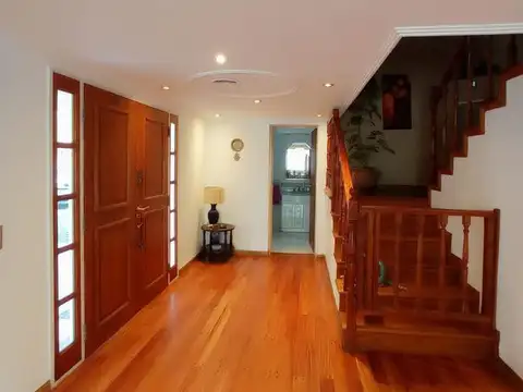 Casa 8 ambientes con 4 baños