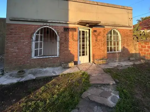 183 entre 42 y 43. CASA DE 1 DORMITORIO EN VENTA