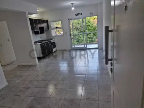 Departamento 2 ambientes con cochera y SUM. A una cuadra y media de la estación de Lomas de Zamora.