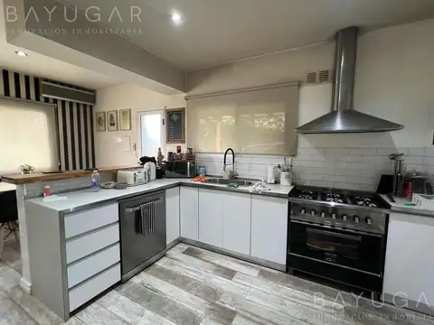 Casa 5 ambientes con 4 baños