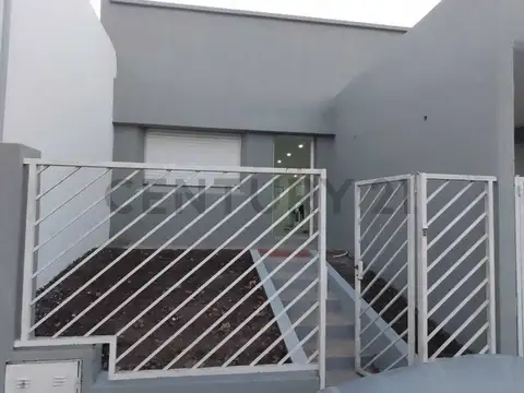 VENTA de Casa al frente + Dto. 1 dormitorio en Tolosa