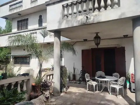Casa 6 ambientes con 2 baños