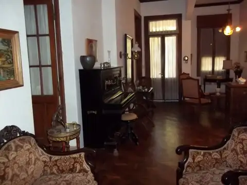 Casa céntrica de 550 m2 con jardín en Venta