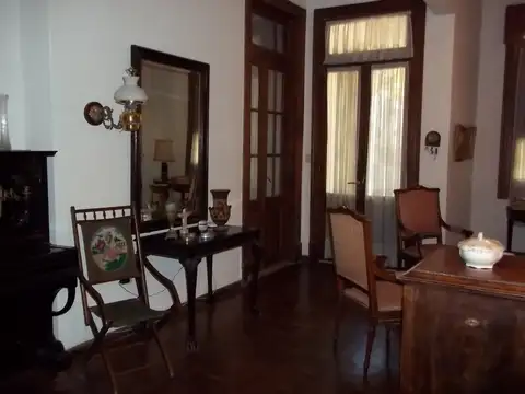 Casa céntrica de 550 m2 con jardín en Venta