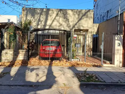 Excelente casa sobre lote de 165 m2. Cochera. 2 Dormitorios. 2 baños. Patio. Ambientes amplios.