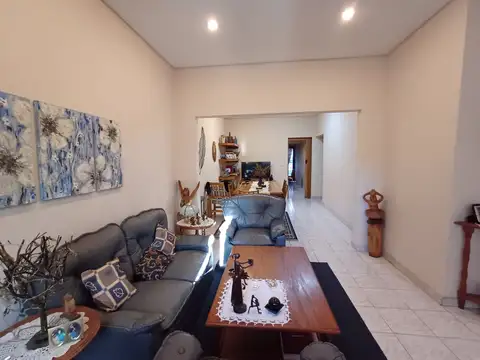 Excelente casa sobre lote de 165 m2. Cochera. 2 Dormitorios. 2 baños. Patio. Ambientes amplios.