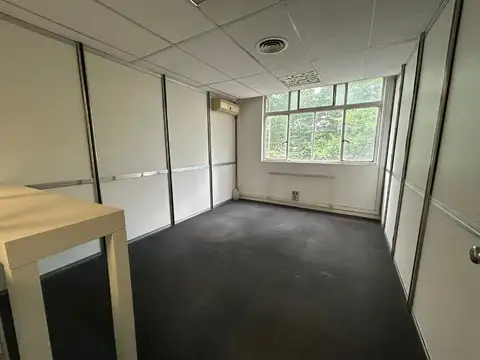 Oficina en 3er piso super luminosa con orientación Este y vista abierta