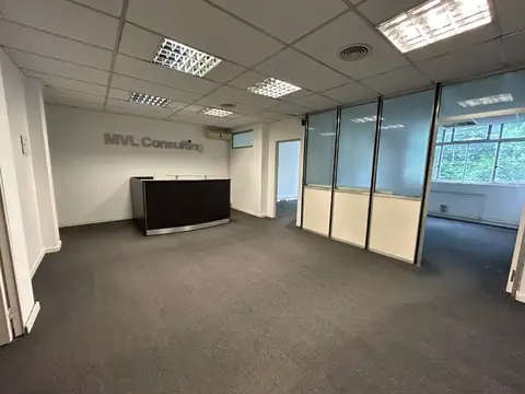 Oficina en 3er piso super luminosa con orientación Este y vista abierta