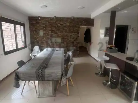 Almirante Brown 100, Piso 0