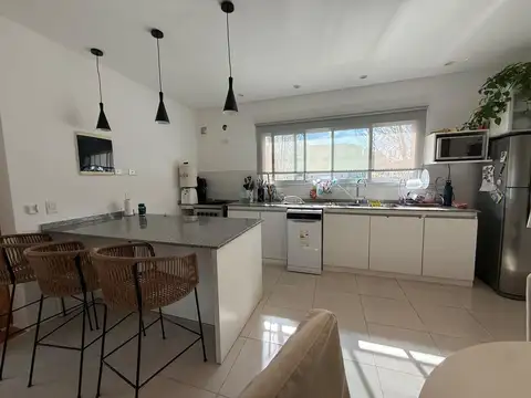 Casa en Venta con 3 cocheras