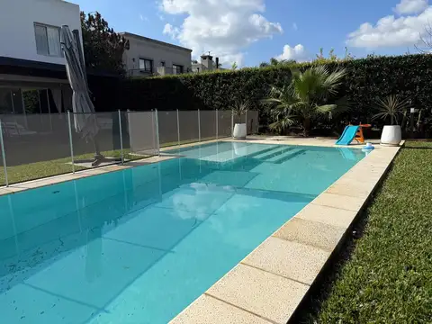 VENTA CASA 5 DORMITORIOS, BARRIO SANTA GUADALUPE, PILAR DEL ESTE .