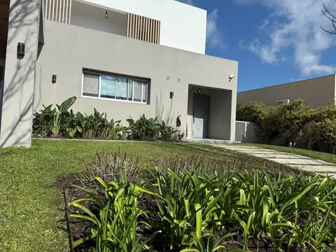 Casa en Venta en Pilar del Este - Santa Guadalupe, USD 330.000