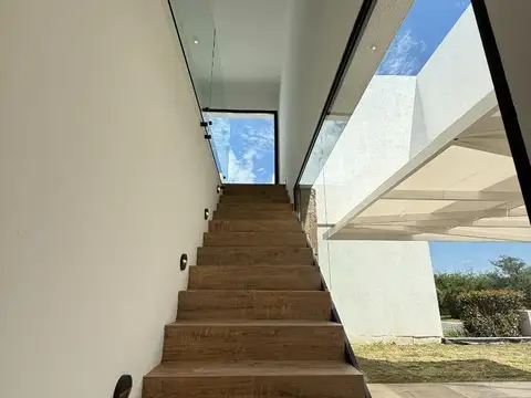 CASA EN LAS CAÑITAS: DISEÑO PREMIUM EN LOTE PASANTE