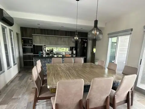 Casa 5 ambientes con 4 baños