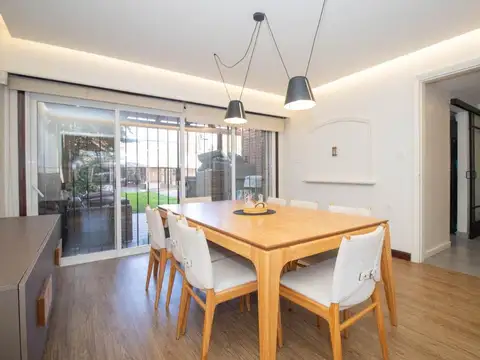 Casa 8 ambientes con 3 baños