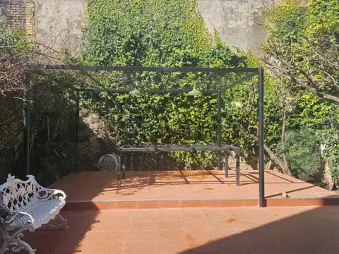 PH al frente de 4 ambientes, ubicado en planta baja al frente con cochera y jardín.
