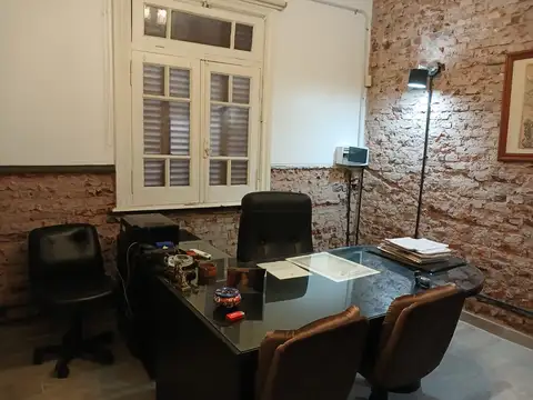 Oficina 10 ambientes con 2 baños