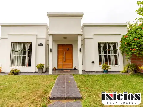 Moderna casa en lote de 3 ambientes con gas natural - C405