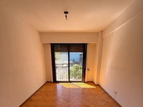 Departamento de dos dormitorios. Oroño al 200.