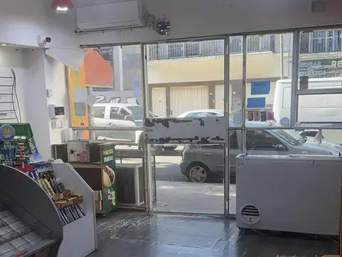 Maxikiosco sobre Av. Juan B. Alberdi a dos cuadras de Plaza Flores