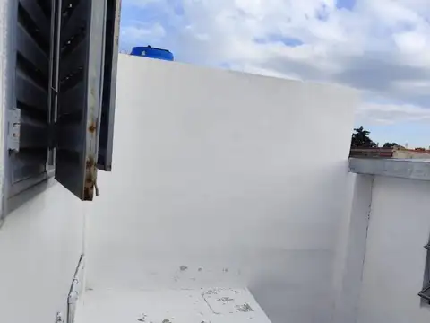 Galpon en Alquiler con depto de 2 Dorm en planta alta