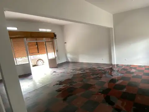 LOCAL EN ALQUILER PASO DEL REY NORTE  CON COCINA Y PATIO A UNAS 10 CUADRAS DE LA ESTACION