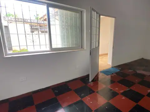 LOCAL EN ALQUILER PASO DEL REY NORTE  CON COCINA Y PATIO A UNAS 10 CUADRAS DE LA ESTACION