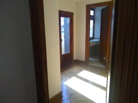 Oficina 7 ambientes con 2 baños