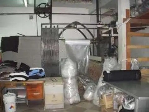 Edificio comercial con local y depósito de 1158m2 en excelente ubicación.