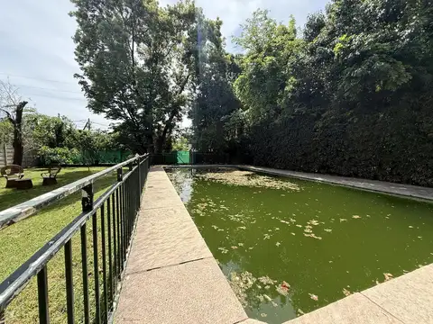 CASA EN VENTA sobre 3 Lotes, GRAN POTENCIAL CON PILETA Y PARQUE, OPORTUNIDAD