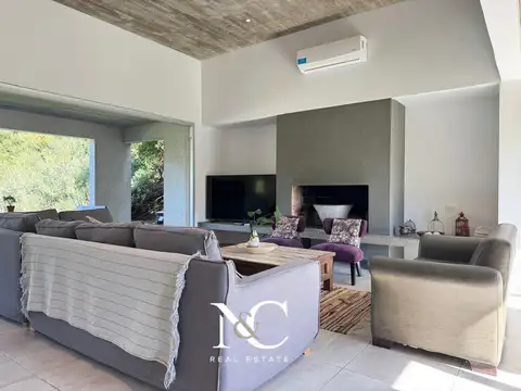 Casa 4 ambientes con 2 baños