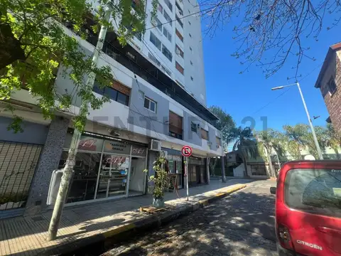 Carrasco 100, Piso 1