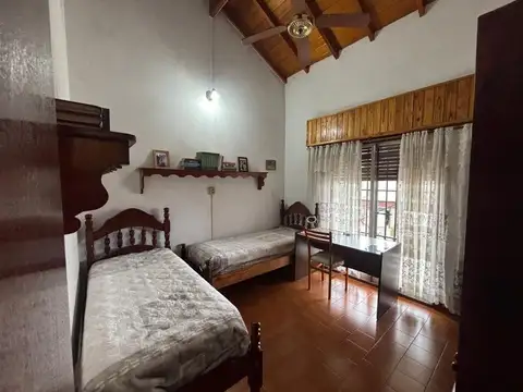 Casa 5 ambientes con 2 baños