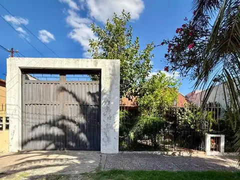 CASA 3 AMBIENTES CON PATIO Y FONDO GRANDE CON GALPON